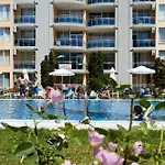 Апартамент Luxury First Line With Pool By The Sea *
