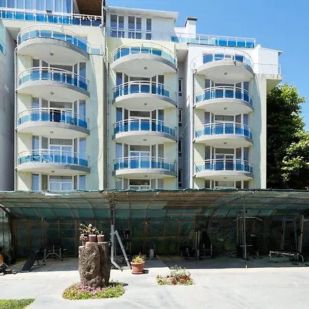 Апартамент Luxury First Line With Pool By The Sea